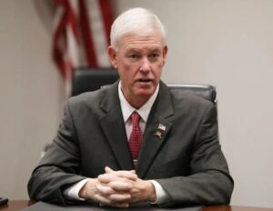 MAYOR MIKE MATSON GIVES ALDER TIM KELLY THE HIGH HAT; APOLOGIZES