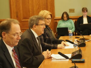 Iowa panel warns of “mixed” economic picture, predicts slight revenue upturn