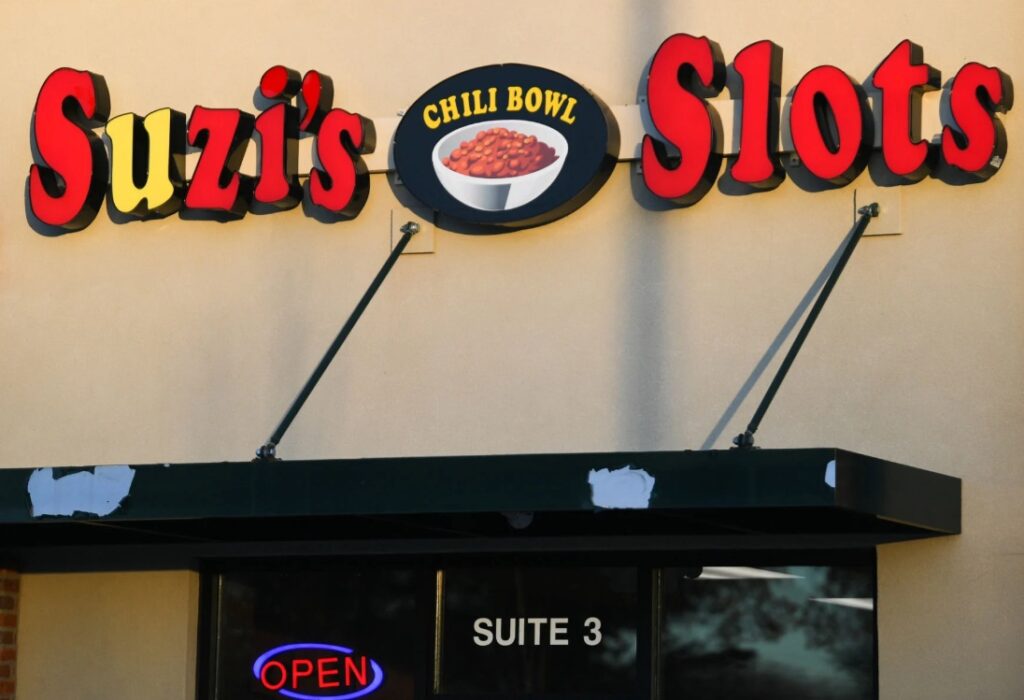 MOLINE COUNCIL VOTES TO PHASE OUT LIQUOR LICENSES OF GAMING CAFÉS