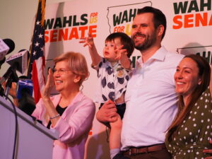Sen Elizabeth Warren rallies for Zach Wahls’s Senate campaign in Des Moines