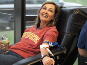 Gov Kim Reynolds calls for Iowans to donate blood amid nat’l shortage