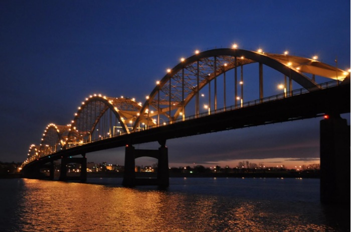 NEW $237M CENTENNIAL BRIDGE RECOMMENDED JUST WEST OF CURRENT ONE